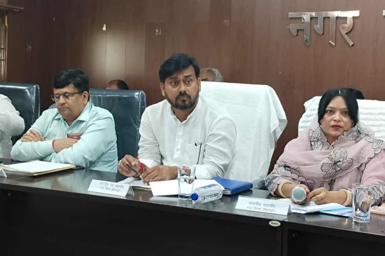 नगर निगम बोर्ड बैठक में सफाई पर बवाल, 2500 एलईडी लाइटों को मिली मंजूरी