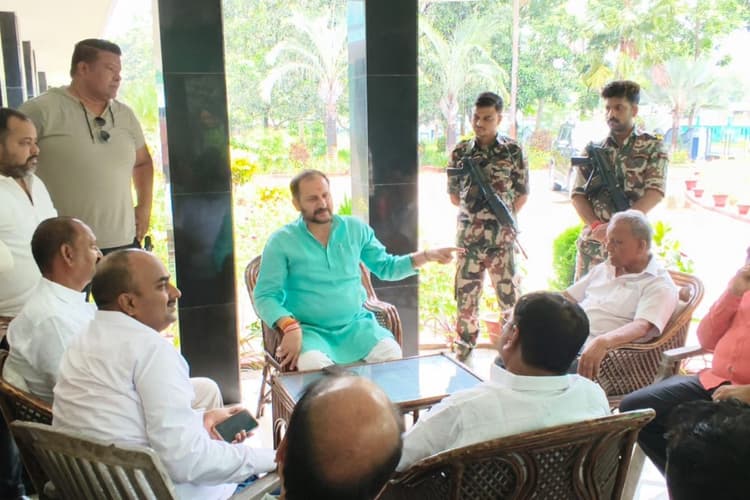 वीरपुर में विधायक नीरज सिंह ने जनता दरबार में दिए थानाध्यक्ष को निर्देश, कहा- अपराधियों की बिहार में कोई जगह नहीं