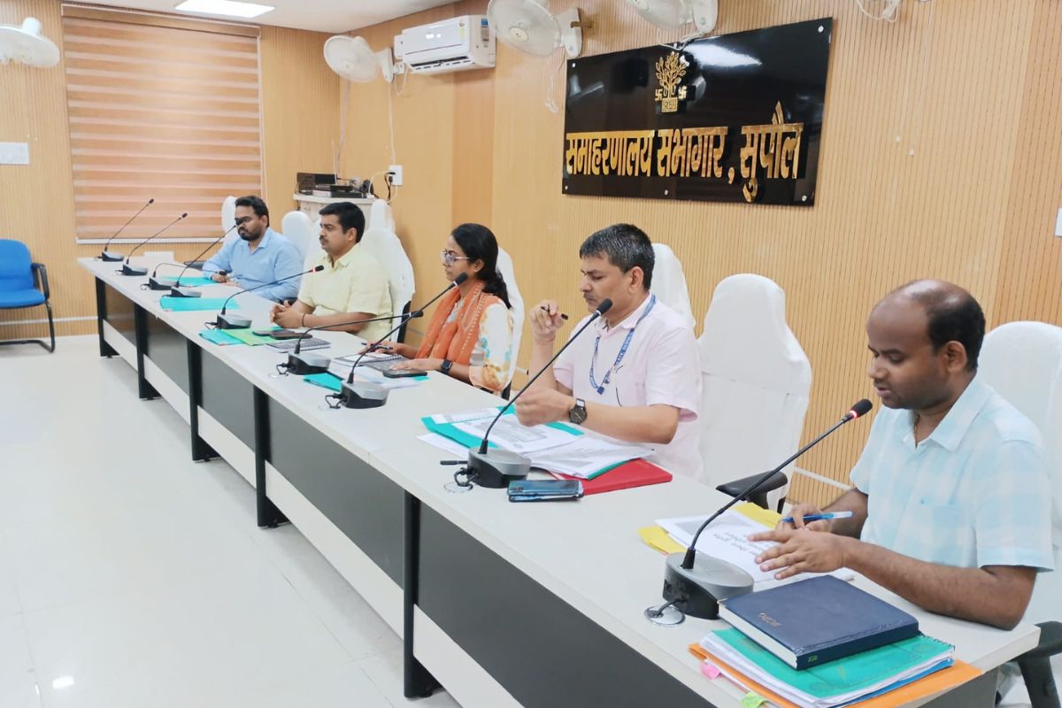 सुपौल में शिक्षा व्यवस्था को लेकर DM सख्त, नामांकन से लेकर FRS रजिस्ट्रेशन तक दिए बड़े निर्देश सुपौल में शिक्षा व्यवस्था को लेकर DM सख्त, नामांकन से लेकर FRS रजिस्ट्रेशन तक दिए बड़े निर्देश