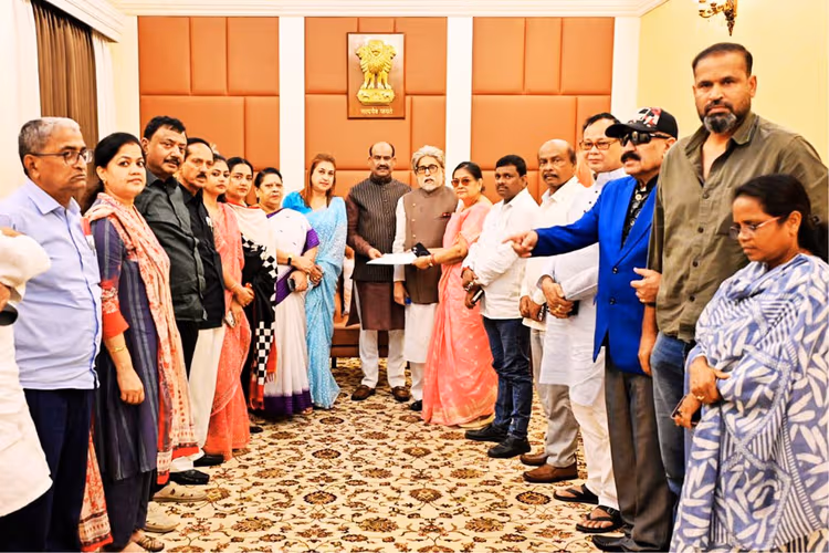 ममता बनर्जी के हाथ से निकल गयी तृणमूल! 20 सांसदों ने TMC का इस पार्टी में कर दिया विलय