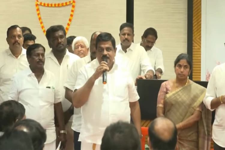 तमिलनाडु में AIADNK को बड़ा झटका, 300 से अधिक नेता और कार्यकर्ताओं ने थामा TVK का दामन