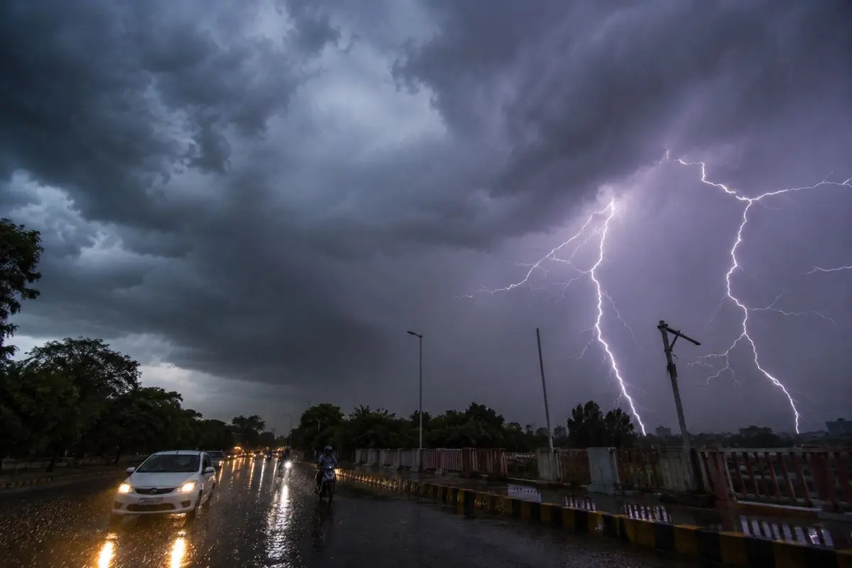 IMD का अलर्ट: अगले दो घंटे में बदलेगा यूपी के मौसम का मिजाज, कई जिलों में बारिश और वज्रपात की चेतावनी