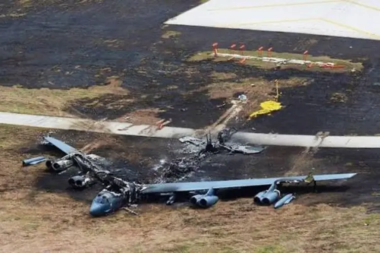 अमेरिकी वायुसेना का B-52 बॉम्बर टेकऑफ के दौरान क्रैश, सभी 8 क्रू मेंबर्स की मौत