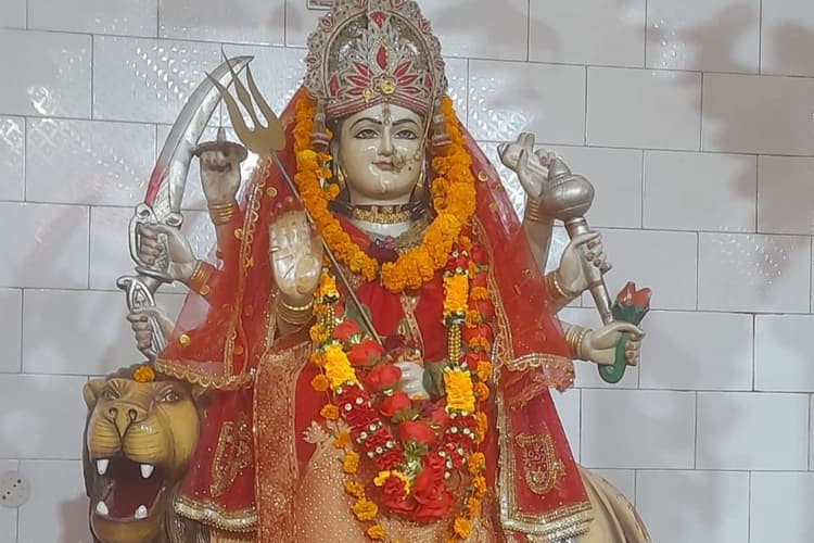 मिरचाईबाड़ी के प्रसिद्ध सर्वमंगला दुर्गा मंदिर में उमड़ी श्रद्धा की भीड़