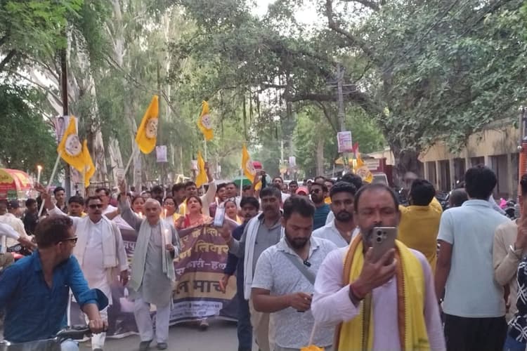 भरत तिवारी एनकाउंटर के विरोध में जन सुराज का कैंडल मार्च, निष्पक्ष जांच की मांग