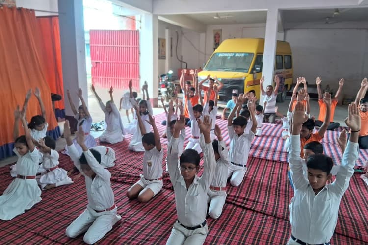 बौंसी के सरस्वती शिशु-विद्या मंदिर में गूंजा 'योग से निरोग' का संदेश, सैकड़ों लोगों ने लिया स्वस्थ जीवन का संकल्प