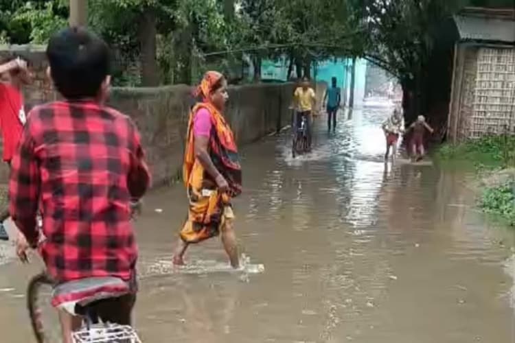 मानसून की पहली बारिश में ही टापू बना अमदाबाद का वार्ड-13