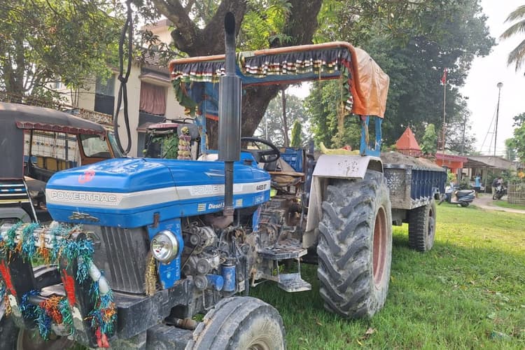 नदियों का सीना चीर रहे बालू माफिया, कुर्साकांटा में निर्देशों को ठेंगा दिखाकर दिनदहाड़े अवैध खनन जारी