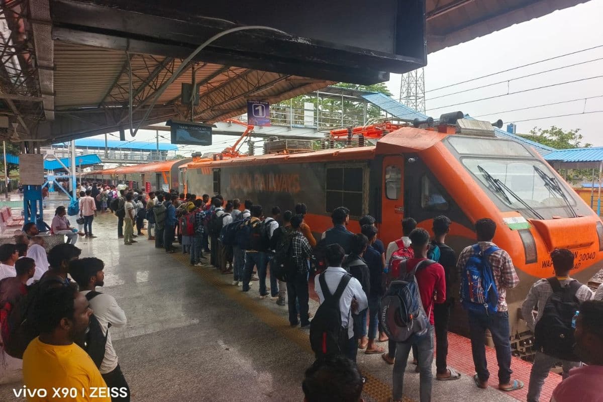 बकरीद की रौनक खत्म होते ही ‘परदेस’ की राह चले हजारों युवा; ट्रेनों में मची भारी किल्लत