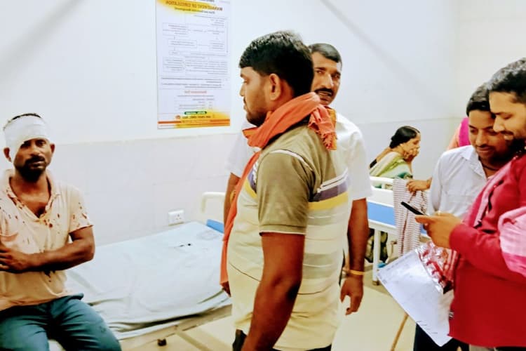 बक्सर: थर्मल प्लांट में अनलोडिंग के दौरान पलटा बालू लदा ट्रेलर, केबिन में फंसा चालक