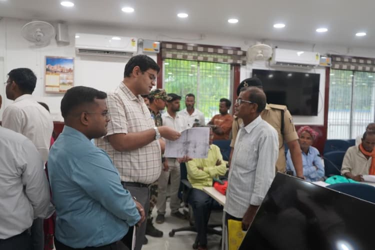 अररिया डीएम के जनता दरबार में उमड़ी भीड़: भूमि विवाद और राशन कार्ड से जुड़ी 102 शिकायतें दर्ज