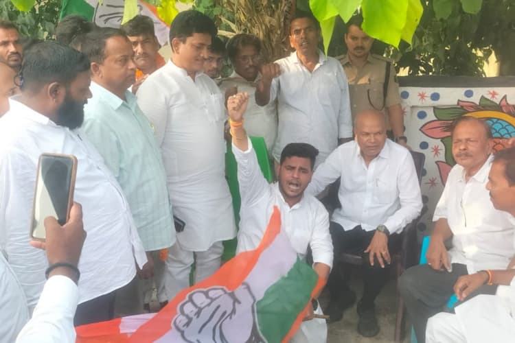 नरपतगंज में कांग्रेस प्रदेश अध्यक्ष राजेश राम का भव्य स्वागत, बोले- 'एमएसपी न मिलने से औने-पौने दाम पर मक्का बेच रहे किसान'