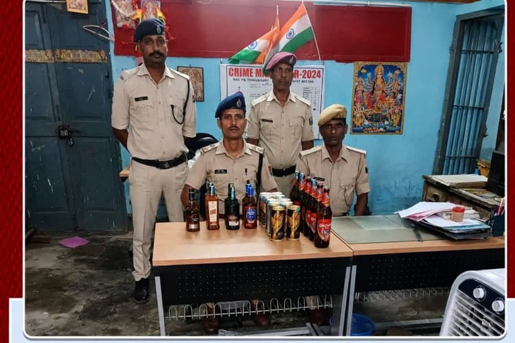 ट्रेन मार्ग बना शराब तस्करों की पहली पसंद, ठाकुरगंज स्टेशन पर लावारिस बोरे से विदेशी शराब बरामद