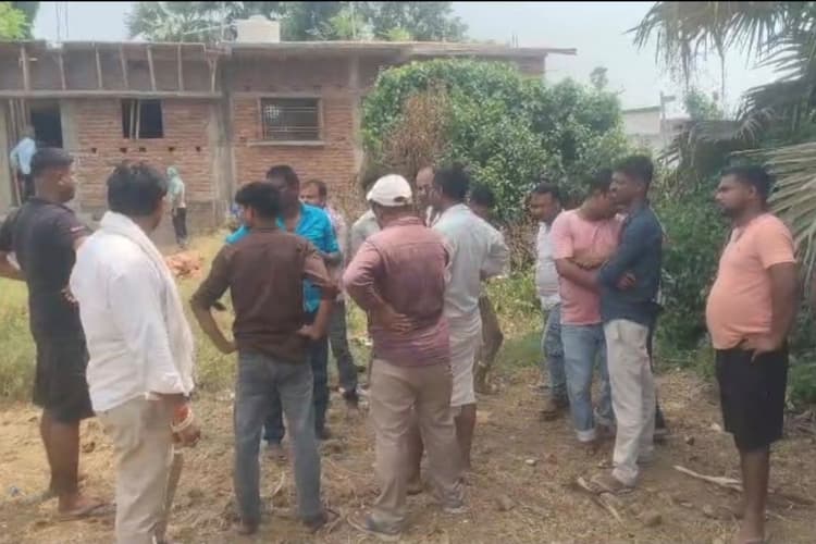 रात में दोस्तों के बुलावे पर घर से निकला युवक, सुबह अर्द्धनिर्मित मकान में मिला शव, चेहरे पर चोट के निशान