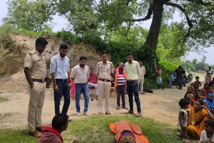 पोखर से मिली युवक की लाश: डूबने से मौत की आशंका, पुलिस और फॉरेंसिक टीम हर पहलू की जांच में जुटी