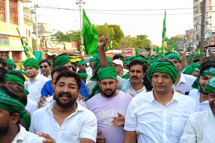 कैमूर में RJD कार्यकर्ताओं का विरोध प्रदर्शन, मुख्यमंत्री के बयान और महंगाई पर निशाना, जमकर की नारेबाजी