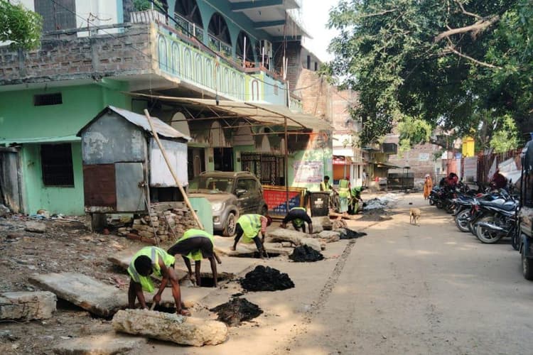 बक्सर के ब्रह्मपुर में मानसून को लेकर तैयारियां तेज, सभी वार्डों में नाला सफाई अभियान शुरू