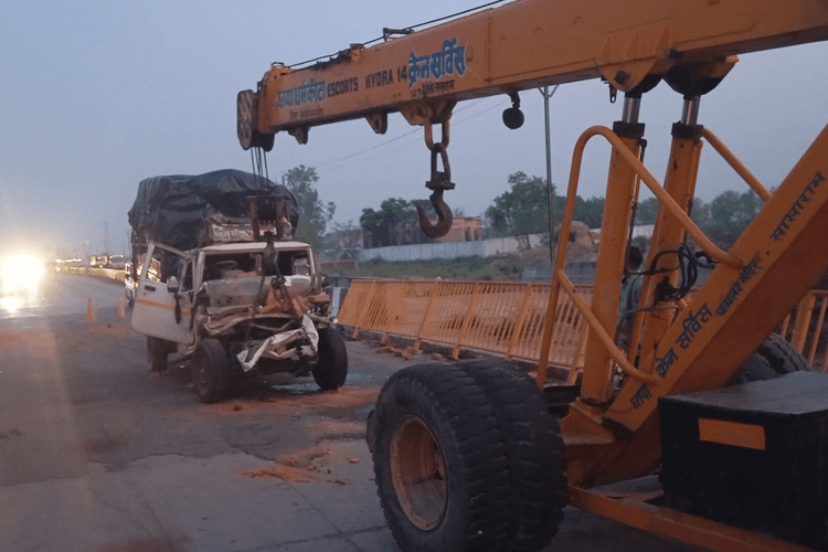 घोरघट के पास NH-19 पर भीषण सड़क हादसा, ईंट लदे ट्रैक्टर में पिकअप ने मारी टक्कर; चालक की मौत