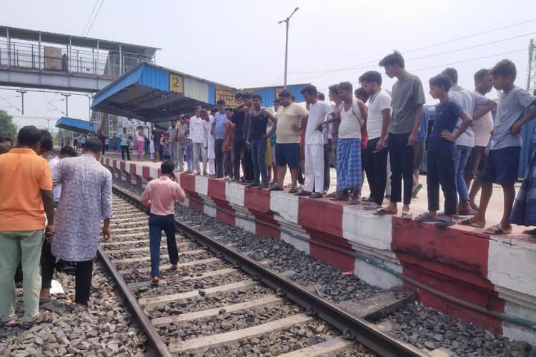गोरौल रेलवे स्टेशन पर ट्रेन में चढ़ने के दौरान अधेड़ का पैर फिसला, गिरने से हुई मौत