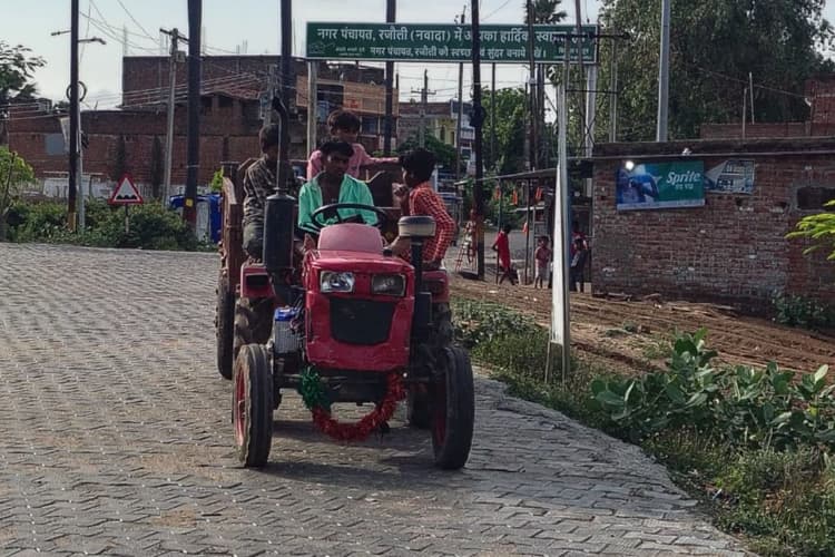 रजौली में कानून बेअसर, नाबालिगों के हाथों में सैकड़ों ट्रैक्टरों का स्टेयरिंग