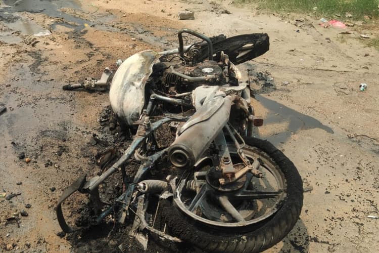 सारण के तरैया बाजार में चलती बाइक में लगी आग, जलकर हुई खाक, चालक ने ऐसे बचाई जान