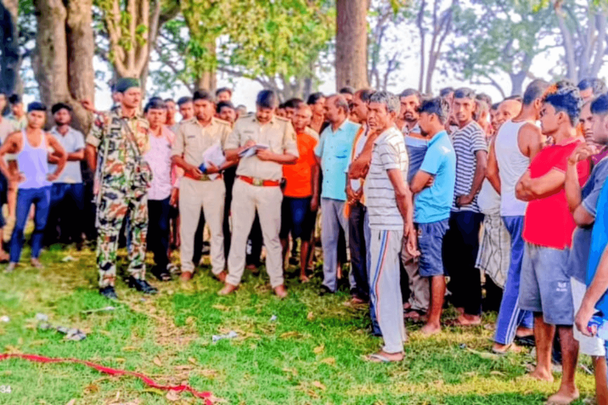 सीवान में सनसनी: बगीचे में पेड़ से लटका मिला अधेड़ का शव, जमीन से महज एक बीता ऊपर था पैर