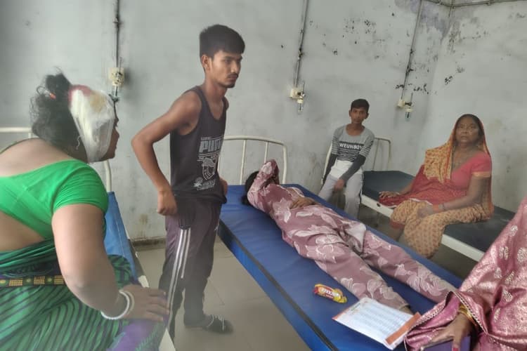 कच्चा आम तोड़ने से मना करने पर दबंगों ने तीन महिलाओं को पीटा, एक की हालत गंभीर