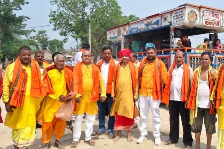 लतरहिया में भक्ति की बयार, कलश यात्रा के साथ शुरू हुआ अखंड अष्टयाम महायज्ञ