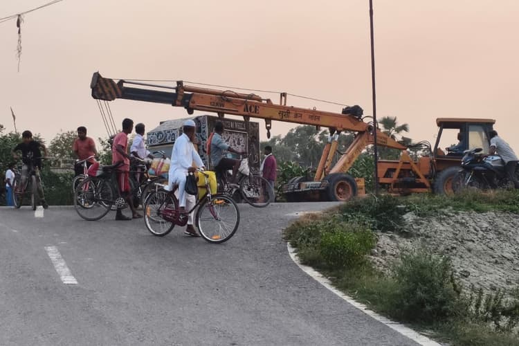 राष्ट्रीय राजमार्ग किनारे अतिक्रमण पर सख्ती, एनएचएआई ने हटवाईं दर्जनों दुकानें