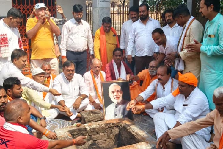 सासाराम में प्रधानमंत्री के 12 वर्ष पूर्ण होने पर विशेष पूजा-अर्चना व सामूहिक प्रार्थना