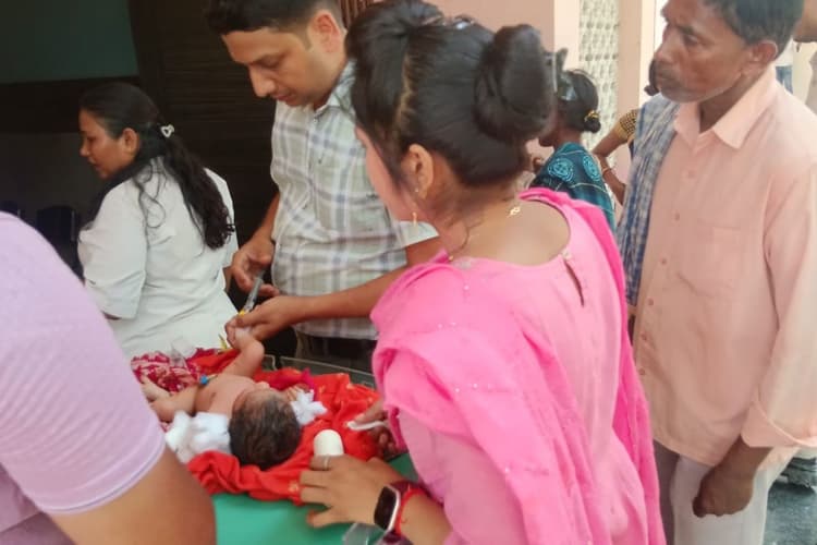 बक्सर: डुमरांव अनुमंडलीय अस्पताल में बिजली आपूर्ति ठप, पेड़ के नीचे नवजात का इलाज