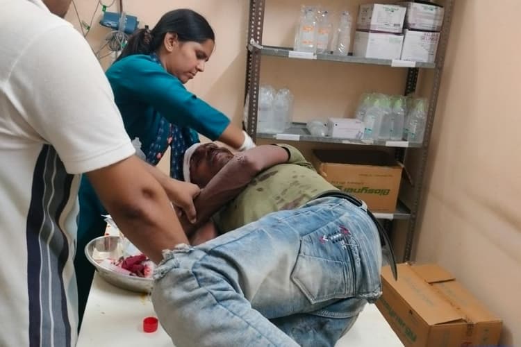 बक्सर: तेज रफ्तार बाइक सवार ने पैदल जा रहे युवक को मारी टक्कर, दोनों गंभीर रूप से घायल
