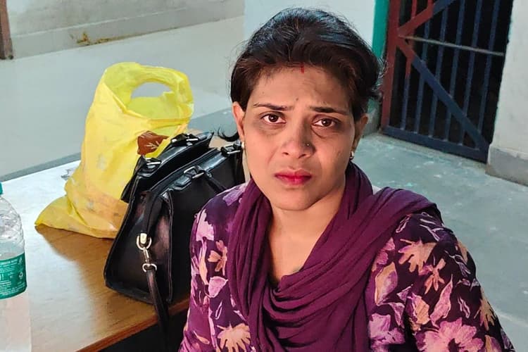 महुआ गांधी चौक पर महिला के पर्स से 40 हजार रुपये उड़ाए, एटीएम और आधार कार्ड भी ले उड़े उचक्के