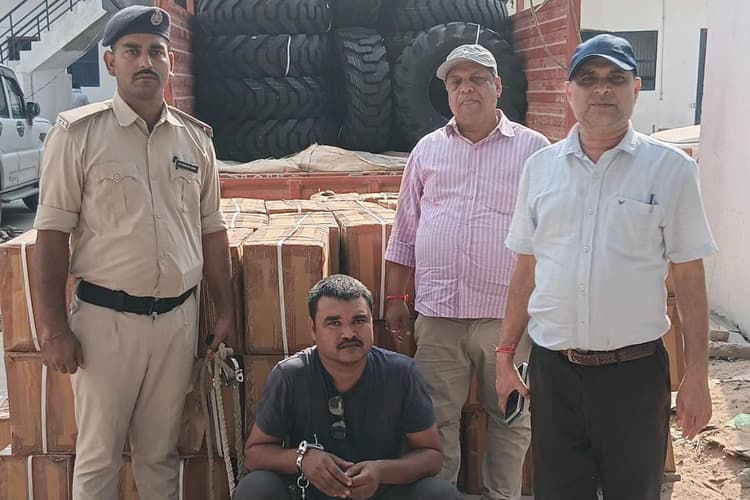 गुजरात नंबर डीसीएम से भारी मात्रा में प्रतिबंधित कोडीन सिरप बरामद, 1530 लीटर नशीला सिरप जब्त