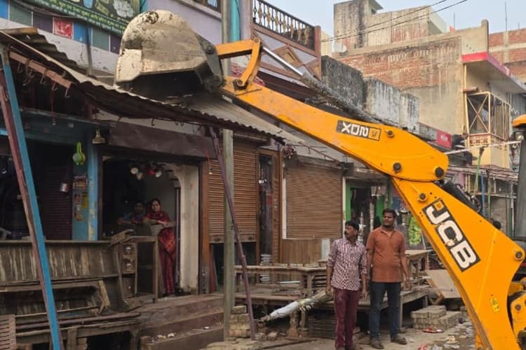 अतिक्रमण के खिलाफ प्रशासन की कार्रवाई, शेखपुरा में 11 हजार जुर्माना वसूला, 15 ठेला वेंडर शिफ्ट