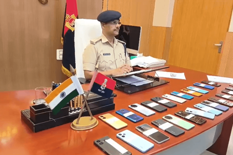 शेखपुरा पुलिस का 'ऑपरेशन मुस्कान': 25 लोगों को वापस मिले उनके खोए हुए मोबाइल