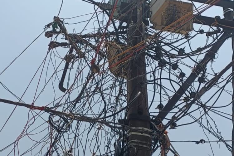 कवर्ड वायर और डीपी की योजना फेल: जहानाबाद में पोलों पर तारों का मकड़जाल बना खतरे की वजह