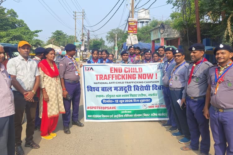 विश्व बाल मजदूरी विरोधी दिवस, बिहारशरीफ में बच्चों के लिए निकली रैली, बैनर-पोस्टर लेकर सड़कों पर दिखें लोग