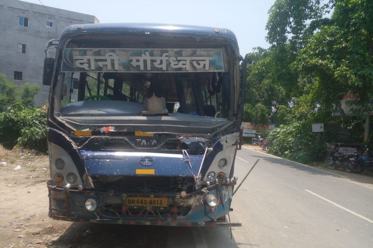 ओवरटेक के दौरान अनियंत्रित हुई बस, पुलिस जीप को उड़ाया, बनी भगदड़ की स्थिति