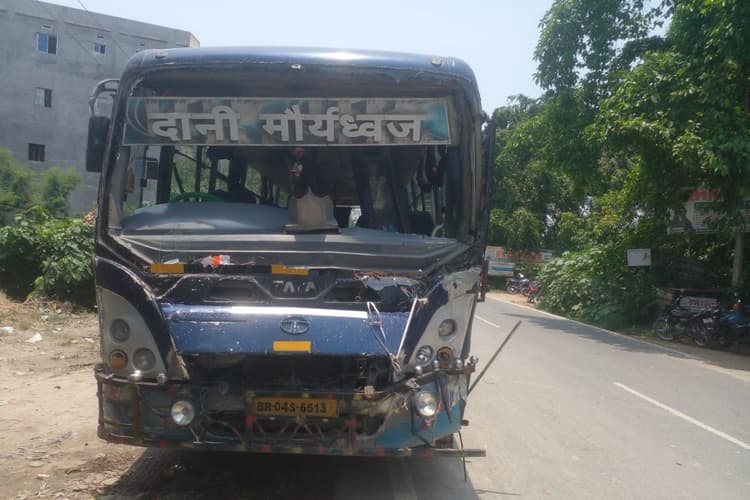 ओवरटेक के दौरान अनियंत्रित हुई बस, पुलिस जीप को उड़ाया, बनी भगदड़ की स्थिति