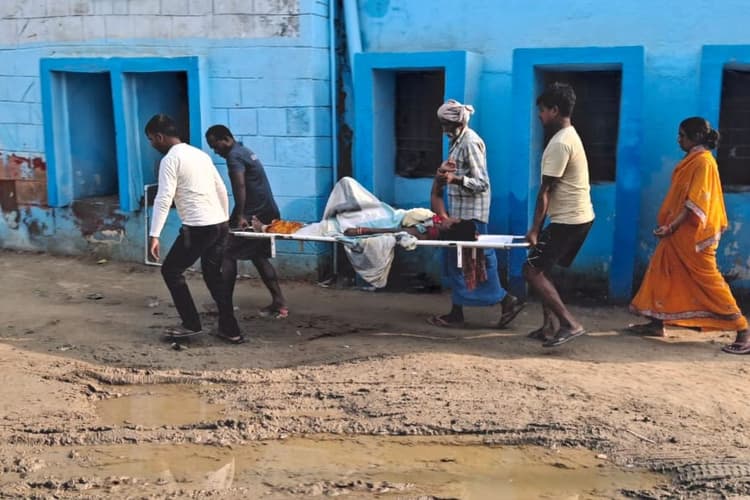 तस्वीरें बयां कर रहीं हकीकत! छपरा सदर अस्पताल की व्यवस्था फेल, मरीज को ले जाने के लिए जूझते रहे परिजन