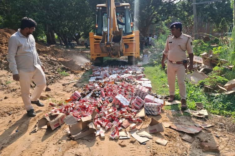 सीओ की मौजूदगी में अवैध शराब पर चला बुलडोजर, 1800 लीटर शराब नष्ट