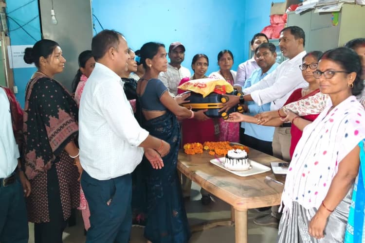 कर्मियों के योगदान को किया गया याद, शोभा, नीरज, रम्मी और अजय को भावभीनी विदाई