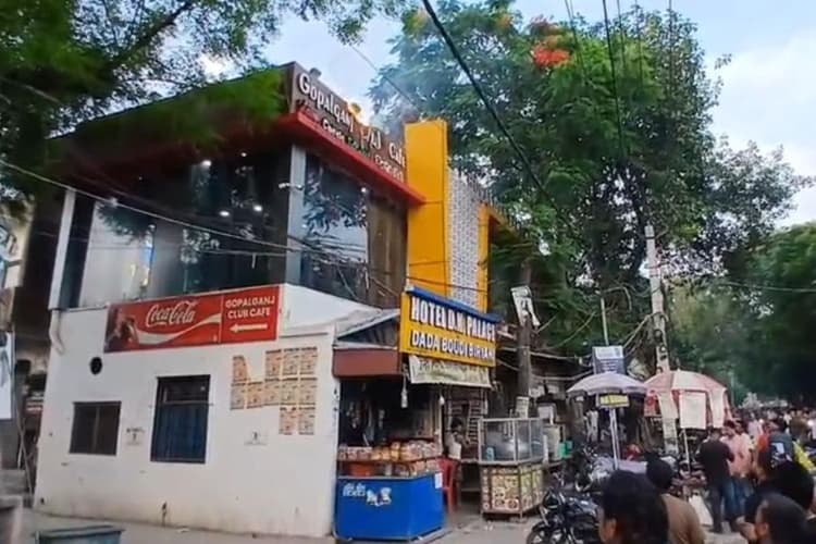गोपालगंज में कैफे में लगी आग, पोस्ट ऑफिस चौक पर अफरा-तफरी, शॉर्ट सर्किट से हुआ हादसा