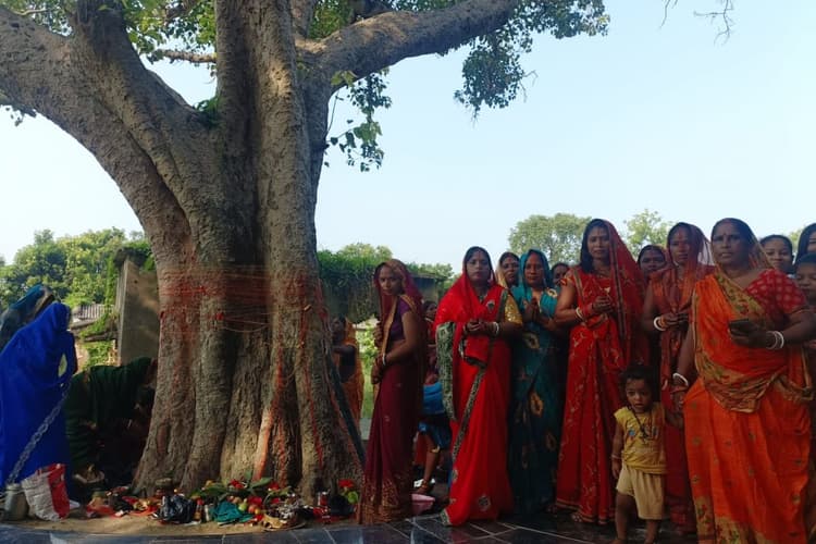 बेगूसराय: सोमवती अमावस्या पर आस्था का सैलाब, सुहागिनों ने की पति की लंबी उम्र की कामना
