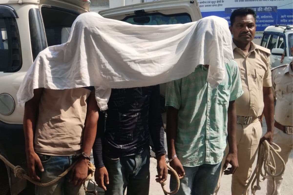सीवान डबल मर्डर केस मामले में बड़ा खुलासा, पैसों के लिए गला काटकर करता था हत्या, तीन आरोपी गिरफ्तार