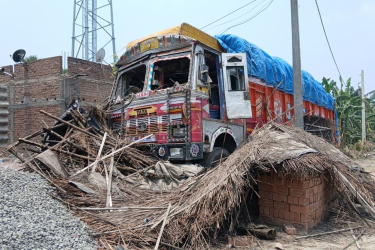 राजोपुर गांव में दिल दहला देने वाली घटना, सोते बच्चे को रौंदता हुआ घर में घुसा ट्रक