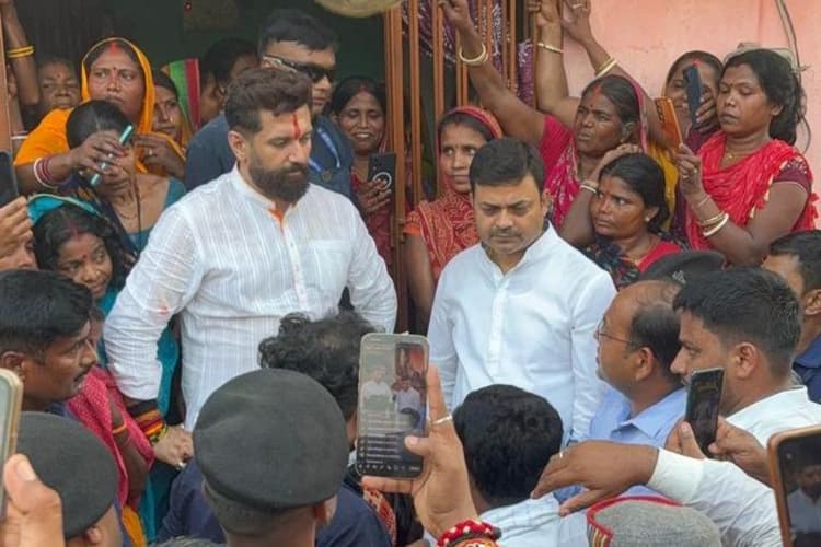 हाजीपुर में अग्निपीड़ित परिवारों से मिले चिराग पासवान, हरसंभव मदद का दिया भरोसा