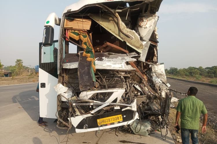 वाराणसी से रांची जा रही तेज रफ्तार बस ने औरंगाबाद में डंपर को पीछे से मारी टक्कर, फार्मा कर्मी की मौत, 22 यात्री घायल