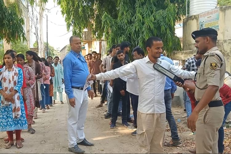सिपाही भर्ती परीक्षा को लेकर चौकस प्रशासन, शेखपुरा के सात केंद्रों पर परीक्षा, सघन जांच के बाद मिला प्रवेश